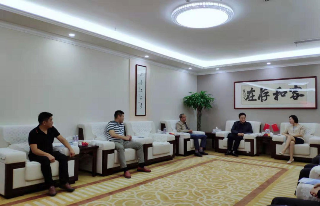 江西省會昌縣西江鎮黨委書記何子富一行蒞臨港創建材公司參觀考察